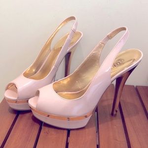 Guess platform peep-toe pump creme/gold size 8